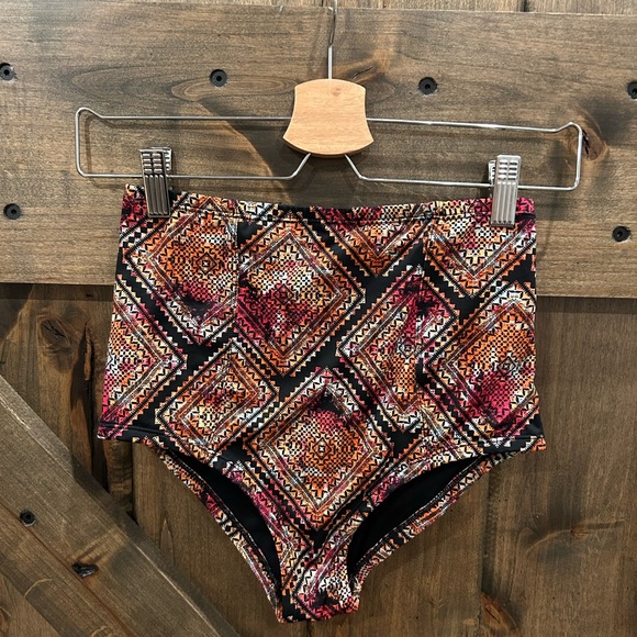 High waisted bikini bottom. - Picture 2 of 3